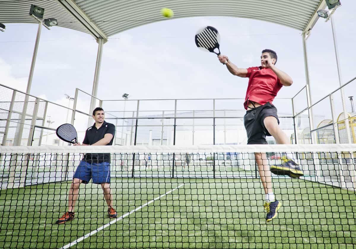 Падел. Падел теннис. Padel Smash. Человек играет в падел. Joyful Padel.